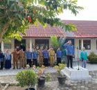 Guru SMAN 2 Natar sedang upacara bendera